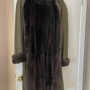 UNKNOWN BRAND VINTAGE Olive Green Coat with Faux Fur Lining